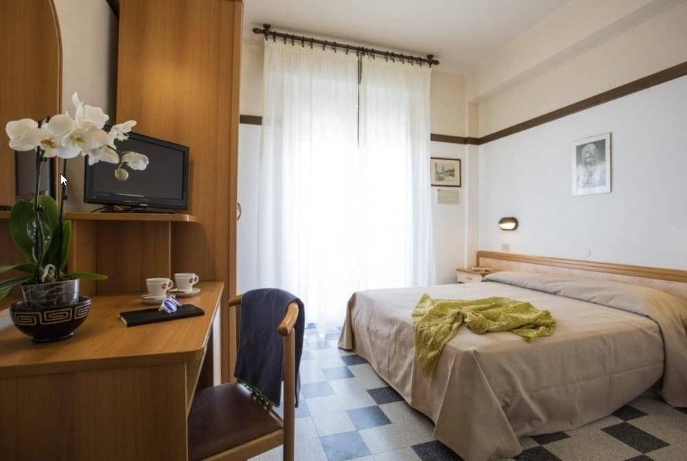 Hotel Boston Cattolica Eksteriør bilde